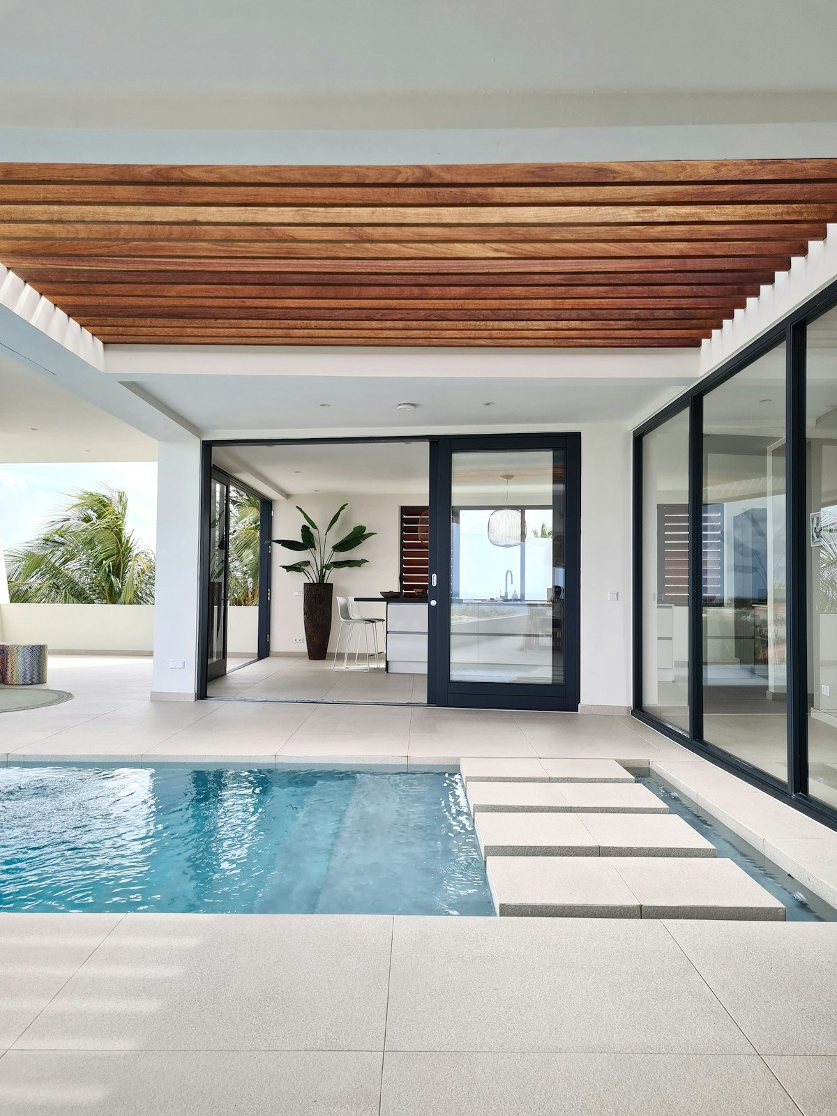 Piscina renovada con porche de madera