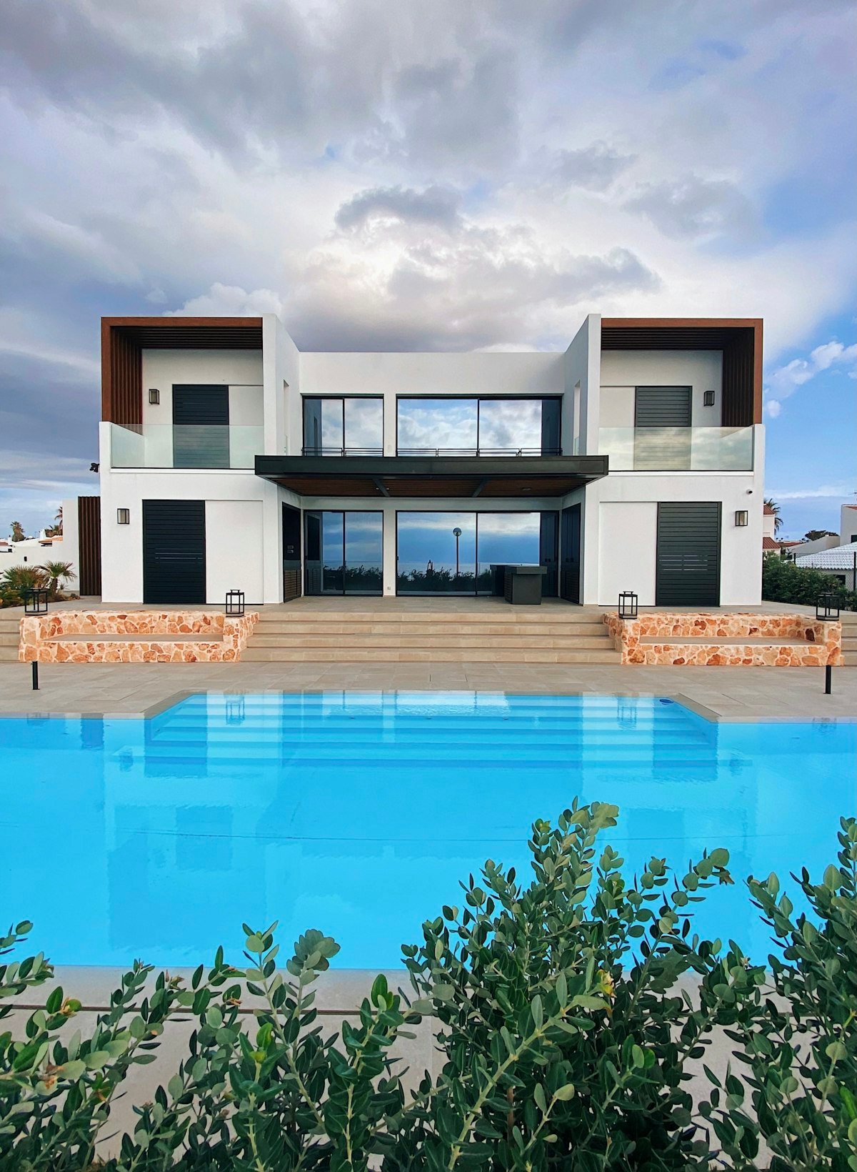Piscina de obra nueva junto a chalet moderno