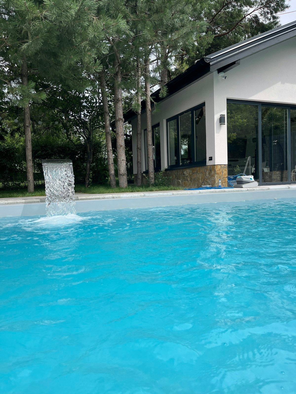 Piscina con cascada de agua y equipo de limpieza renovado en Fuenlabrada