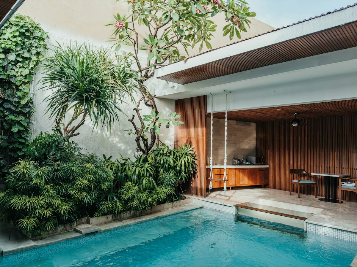 Piscina modernizada en patio interior